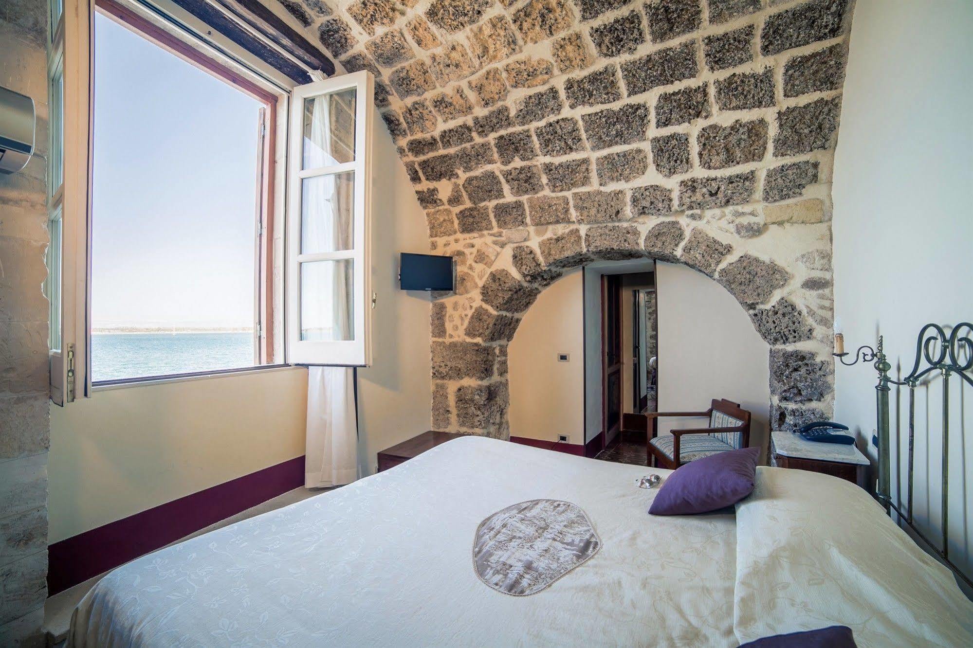 Henry's House 4*