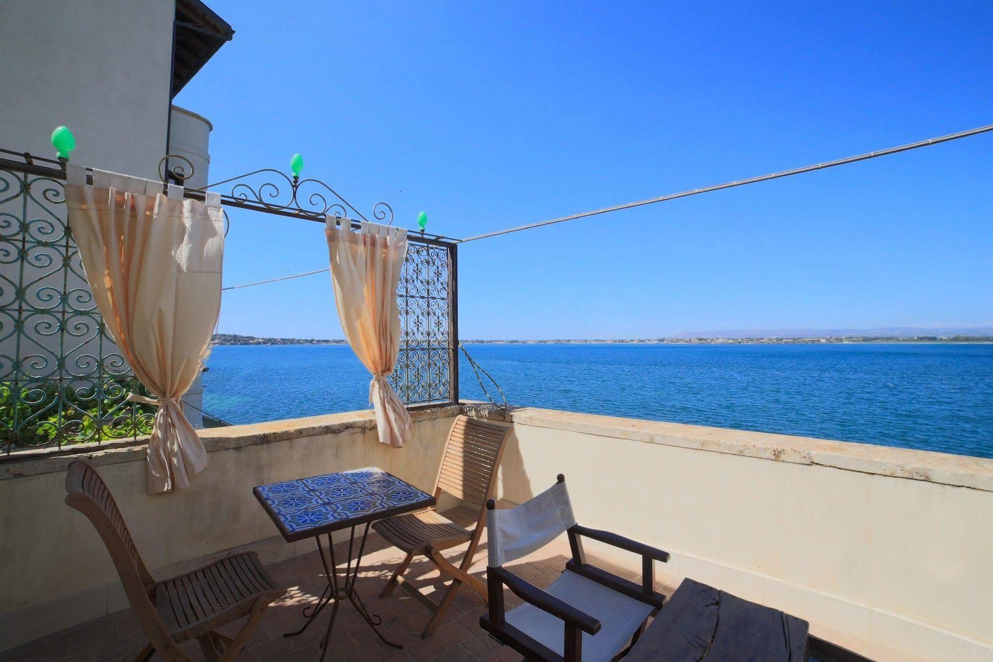 Henry's House Hotel 4*