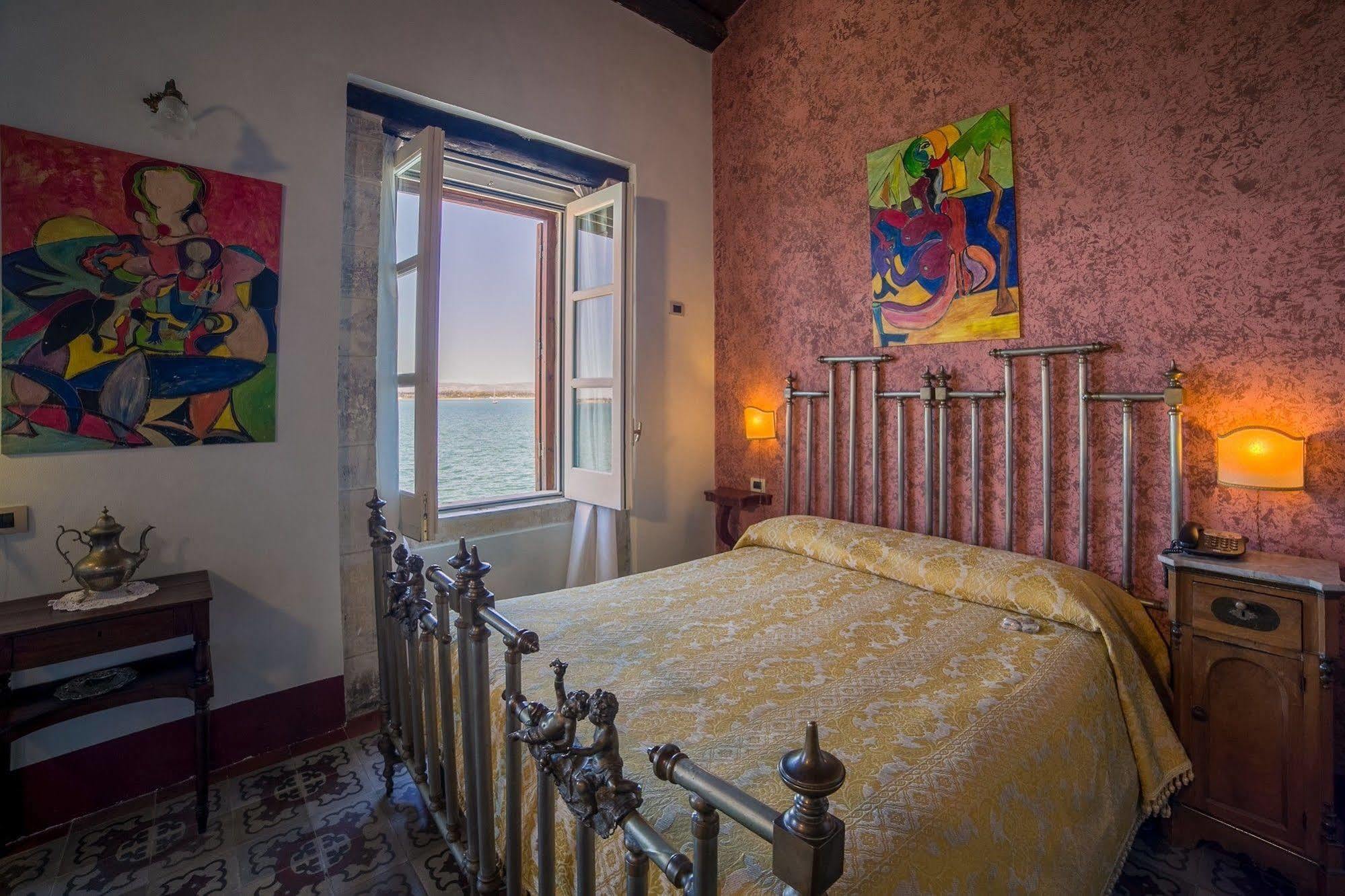 Henry's House Hotel 4*